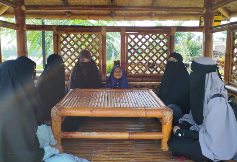 gambar 21 ustadzah Luthfiyatun sedang mengajar qur'an gambar 21 ustadzah Luthfiyatun sedang mengajar qur'an